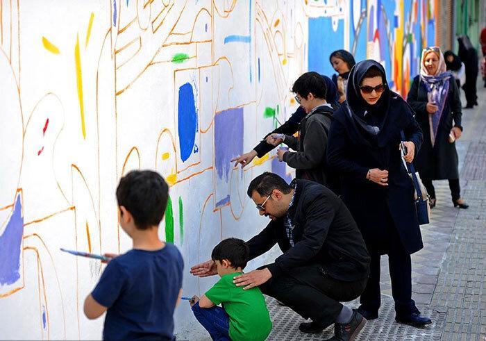 مشارکت اهالی در خلق آثار هنری روی دیوار مشارکت اهالی در خلق آثار هنری روی دیوار