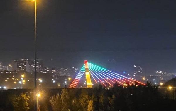 ببینید ، افتتاح پل کابلی بزرگراه شیخ فضل الله نوری با رنگ پرچم ایران