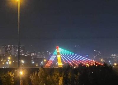ببینید ، افتتاح پل کابلی بزرگراه شیخ فضل الله نوری با رنگ پرچم ایران